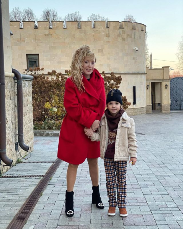 Алла Пугачева надела копну чужих волос и стала похожа на Кристину Орбакайте