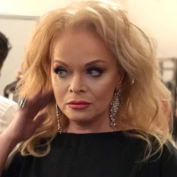 «С пучком на голове и без макияжа»: 64-летнюю Долину сфотографировали на отдыхе