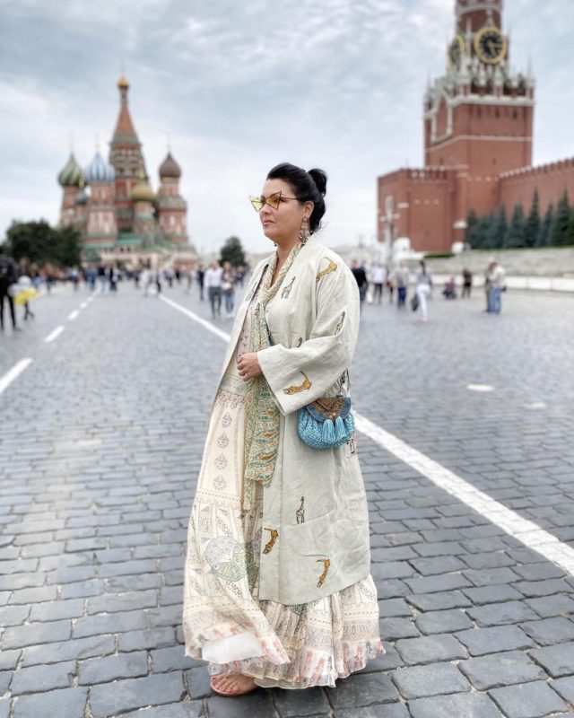 Аки царица: Анна Нетребко в день рождения сына вышла на площадь в неожиданном образе