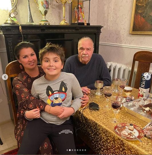 Осунулась совсем: резко похудевшая Нетребко вызвала негодование среди поклонников своим фото