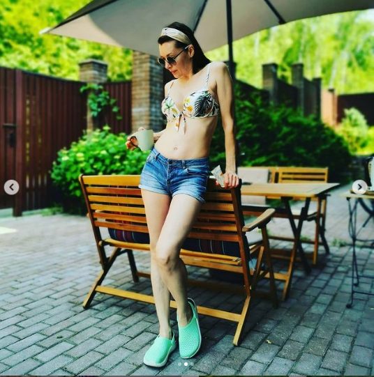 Мини шорты и заплывшая талия: 47-летняя Антонова решилась на смелую фотосъёмку