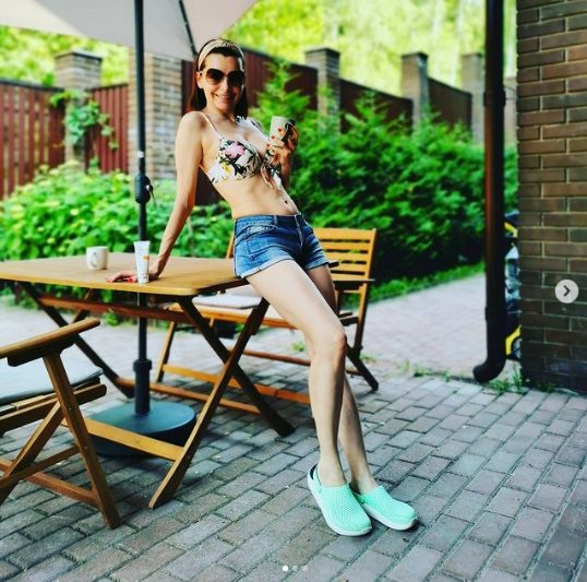 Мини шорты и заплывшая талия: 47-летняя Антонова решилась на смелую фотосъёмку