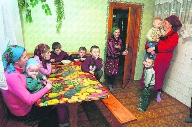 «В 45 выглядит старушкой»: украинка родила 19 детей и побила рекорд