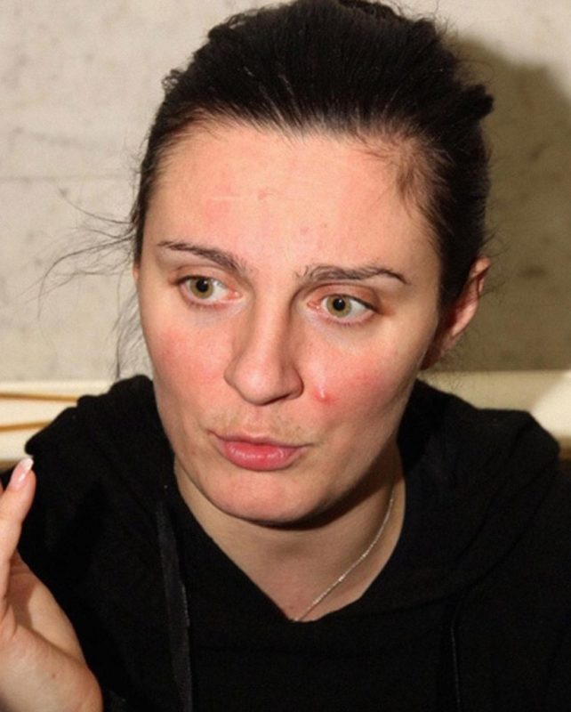 Взъерошенные брови и красное лицо: Ваенга показала себя без макияжа, чем удивила пользователей Сети