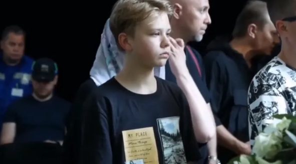 «Старался не плакать». На прощание с Шатуновым пришёл только его сын