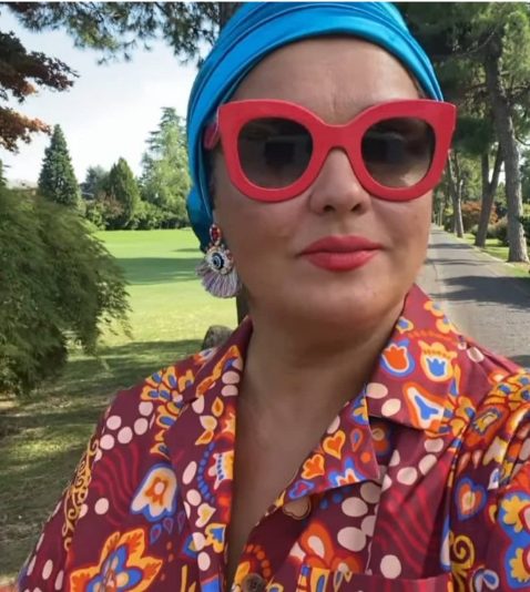 Вслед за Киркоровым. Нетребко пожурили за её «наряд скомороха»