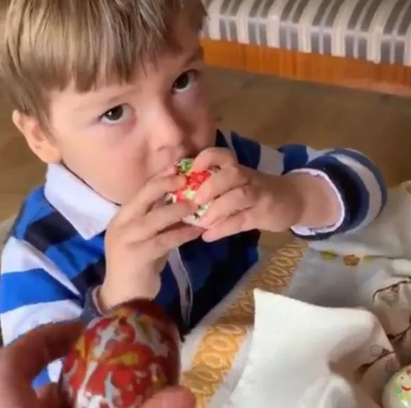 Красивый и сладкий. Шукшина признала внука от которого отрекалась долгое время