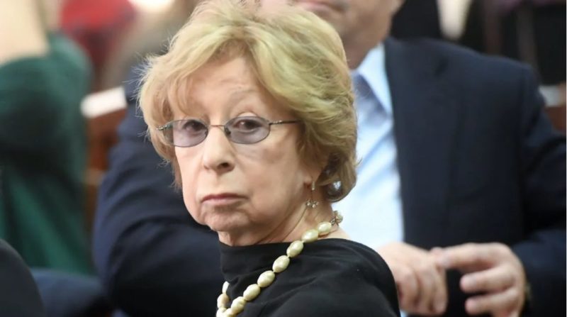 Осунулась, покрылась корочкой: поклонники защитили 84-летнюю Ахеджакову от критики