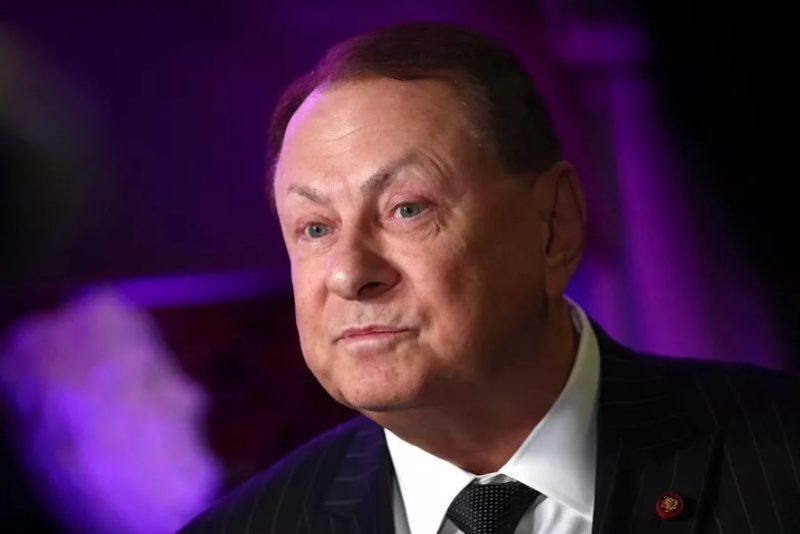 В театре смеются над Поргиной из-за ее разноцветных волос: Варшавер назвал артистку бесталанной