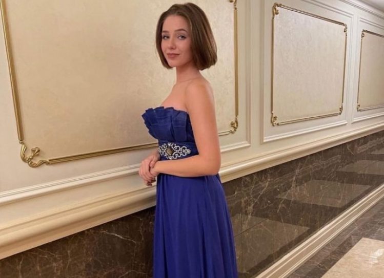 Томный взгляд и короткие волосы: 15-летняя дочка Началовой удивила подписчиков своим преображением