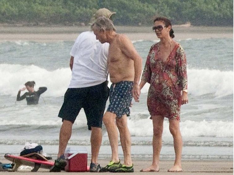 Отдыхает на пляже с дедулей: в сети обсуждают фото 76-летнего Дугласа с супругой на отдыхе