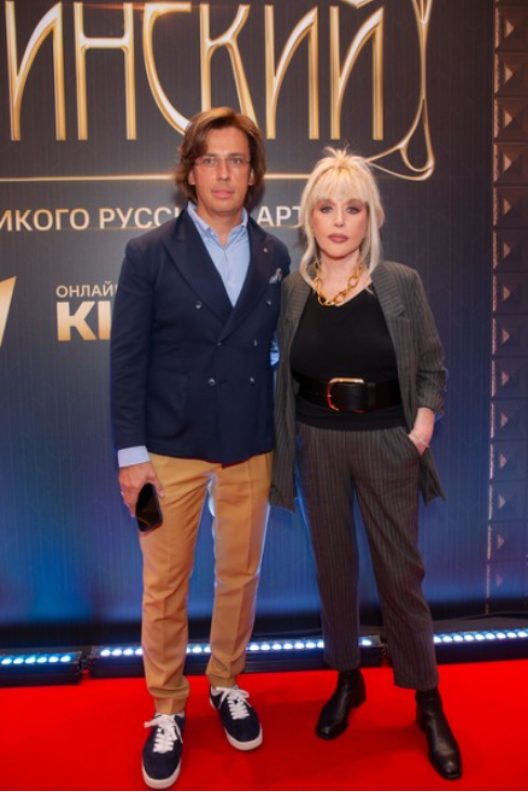 Остановила время и экспериментировала с внешностью: как с возрастом менялась Пугачева