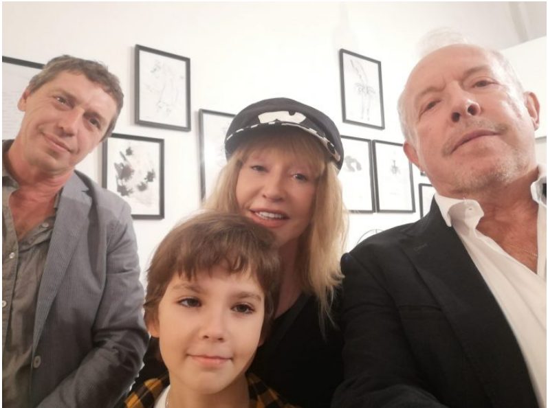 "Словно бабушка с внуком": Алла Пугачева обняла Гарри во время выставки Макаревича