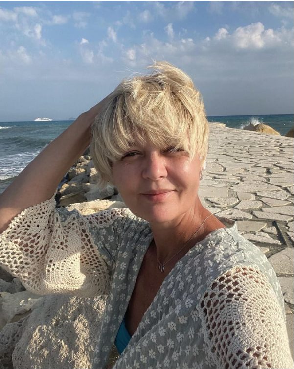 Потеря ее сильно состарила: 53-летнюю Меньшову без макияжа не смогли узнать фанаты