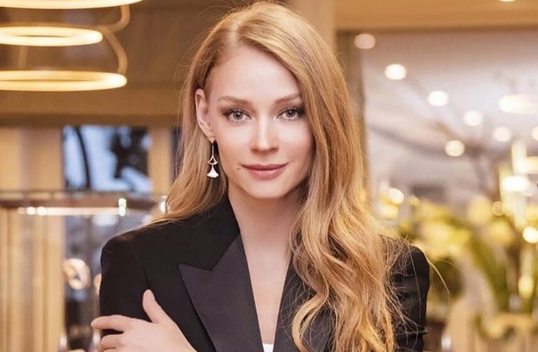 Ноги худые в чулках, волосы платиновые: 39-летняя Ходченкова "нарвалась" на критику