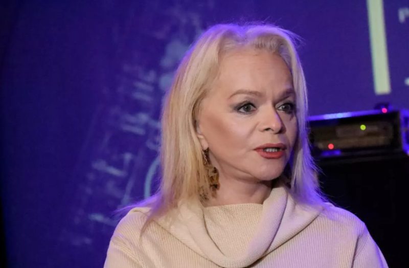 Захлопнули громко дверь перед ее лицом: "казахи отменили певицу Ларису Долину"