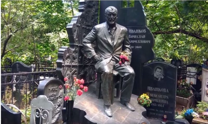 Что там целлофан делает: как сейчас выглядит последнее пристанище Ланового