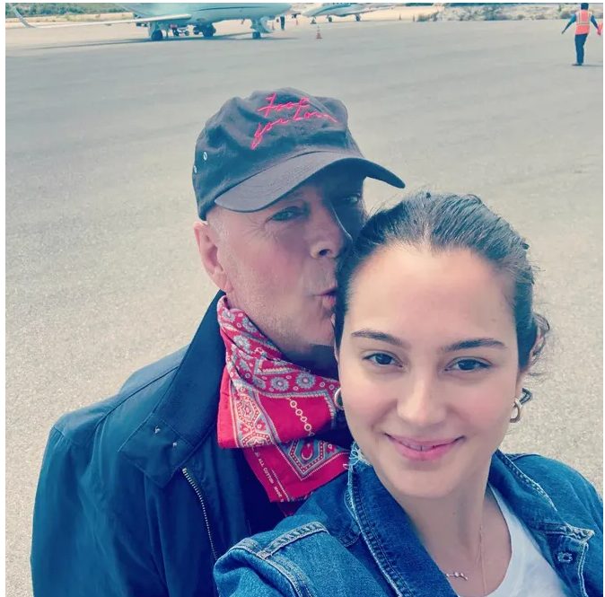 "Родилась в домашней обстановке": дочь Уиллиса и Мур показала первые снимки малышки