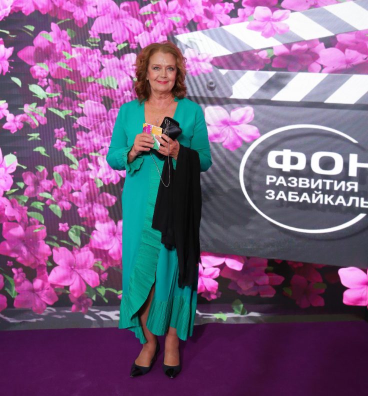 "Как в 72 можно иметь такие внешние параметры": Алферова надела облегающий наряд