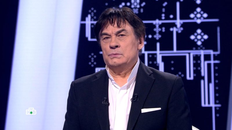 "Довольно забавная ситуация": Александр Серов вызвал смех у пользователей сети своим выходом на сцену