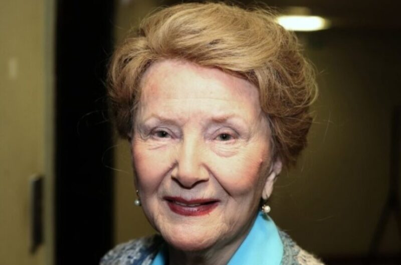 "Как можно так с живым человеком": 94-летняя актриса Максимова переживает тяжёлое состояние