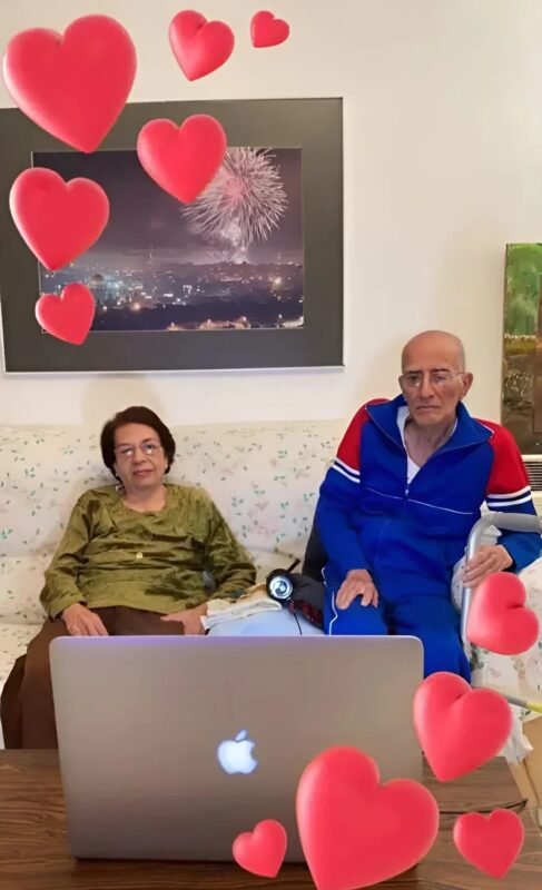 92-летний дедушка красит волосы любимой, которая сидит на инвалидном кресле: настоящая преданность