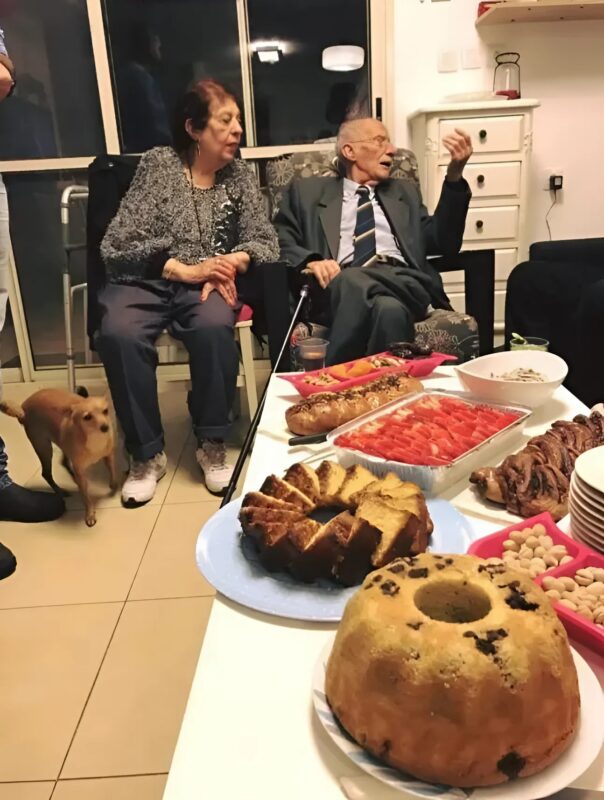 92-летний дедушка красит волосы любимой, которая сидит на инвалидном кресле: настоящая преданность
