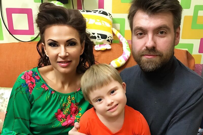 Муж назвал рождение особенного ребёнка своим личным проигрышем и ушел из семьи: как сейчас выглядит солнечный сын Бледанс