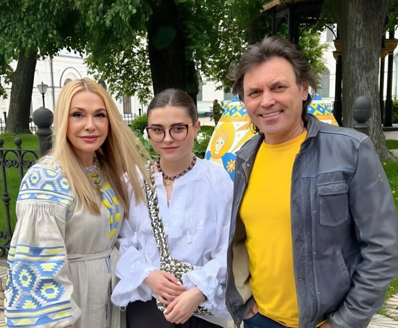 Сдувает с нее пылинки и боготворит: Сумская опубликовала новые кадры с мужем