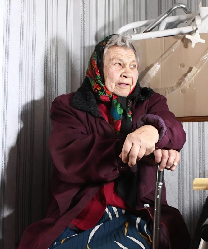 После ухода бабушки в ее вещах нашли странную шкатулку: мы были поражены, увидев, что в ней