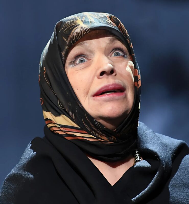 Эта 77-летняя женщина когда-то была настоящей звездой, но со временем стала неузнаваемой: вот кто она