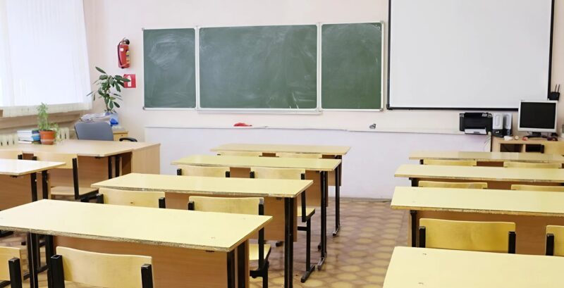 Купила дочке платье на выпускной, из-за чего одноклассницы издевались над ней: но дочь дала им достойный ответ