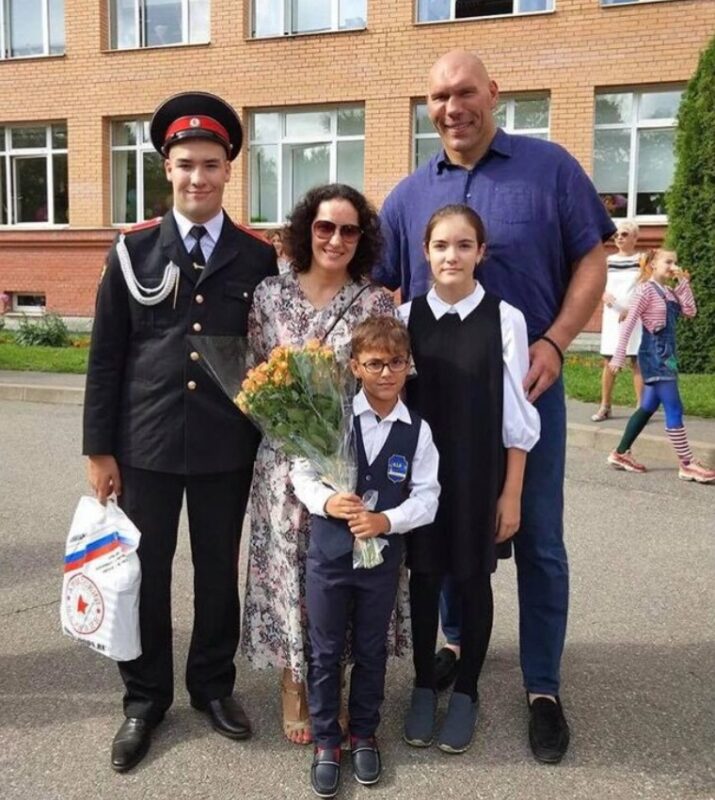 Старший сын весь в отца, а младшие очень похожи на маму: как выглядят дети Николая Валуева
